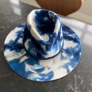 Gorgeous Wide Brim Felt Hat - EXCELLENT condition and works with many outfits!